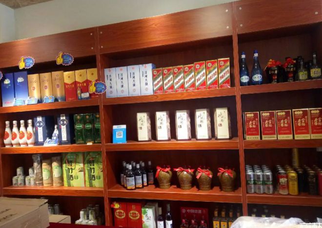 为何街边的烟酒行很少有人进店,还能经营?了解一下内幕就知道