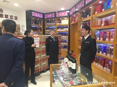 县食药工商局开展白酒市场整治工作