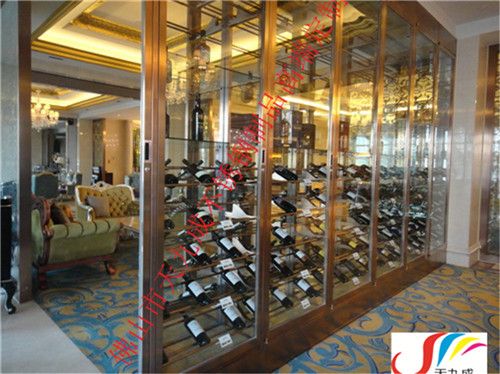 韩式不锈钢酒柜 弧形创意香槟金红酒展示柜的独特魅力与经营应用